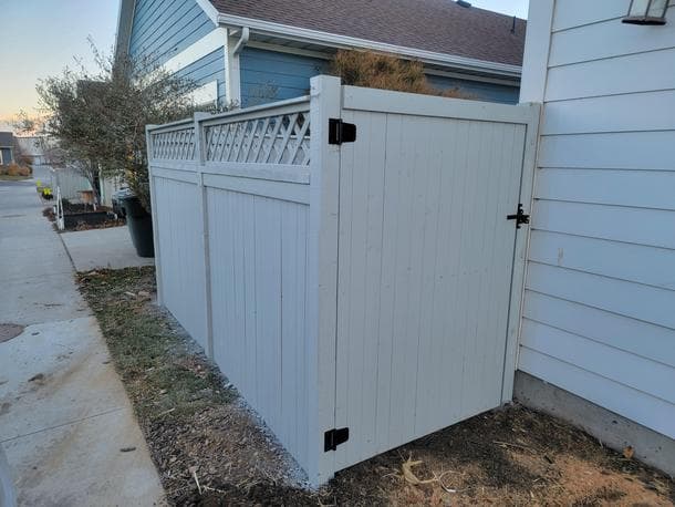 Elegant White Vinyl Fence with Decorative Lattice Top